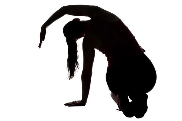 Silhuett av sportiga kvinnan, stretching med böj — Stockfoto