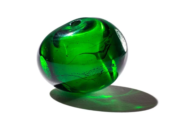Handgemachte grüne Glasperle — Stockfoto