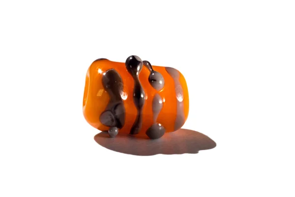 Бусинка ручной работы из оранжевого и коричневого — стоковое фото