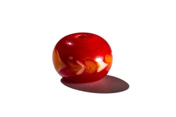 Grânulo de vidro vermelho feito à mão — Fotografia de Stock