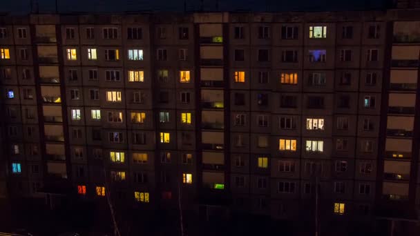 Luzes nas janelas do edifício da casa — Vídeo de Stock