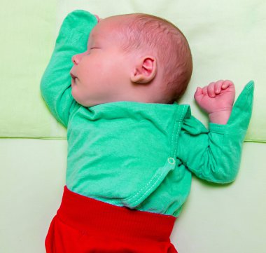 Yatakta uyuyan yeni doğan