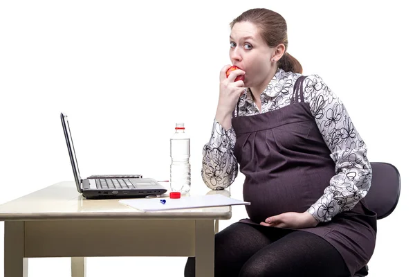 Manger une pomme femme enceinte au bureau — Photo