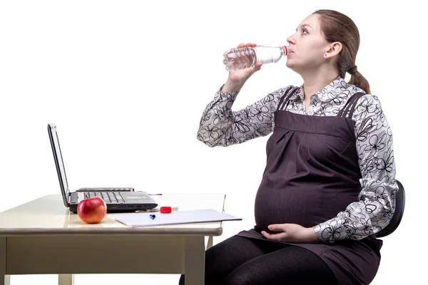 Drinken zwangere vrouw in kantoor — Stockfoto