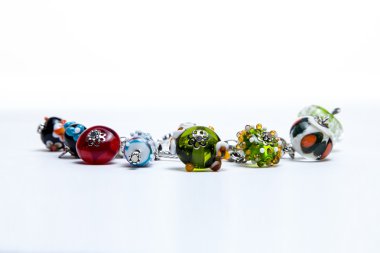 Kırmızı ve mavi cam boncuk aksesuarıyla