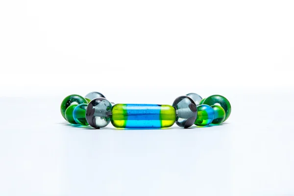 Pulsera con perlas de vidrio verde — Foto de Stock