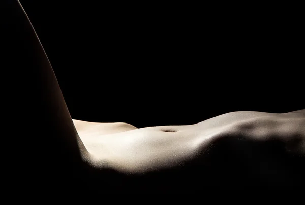 年轻女人裸体肚皮 — 图库照片