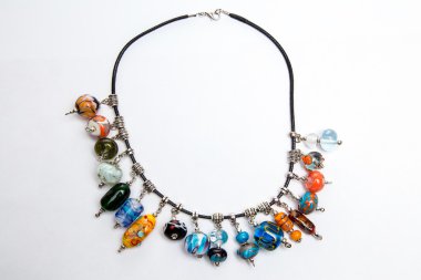 El yapımı cam boncuk takı