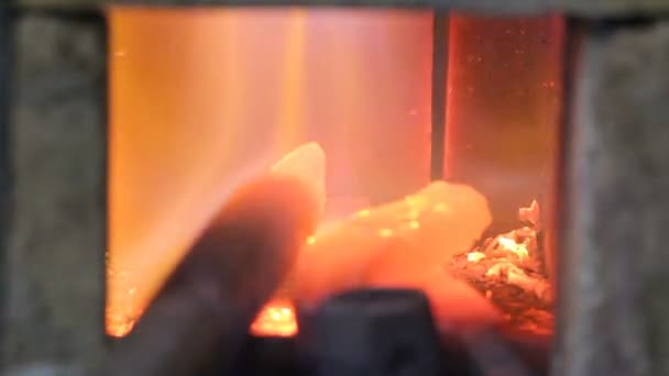 Горящий голубой огонь в печи — стоковое видео