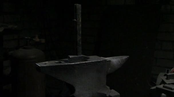 Blacksmith forging the detail on the anvil — Stock Video