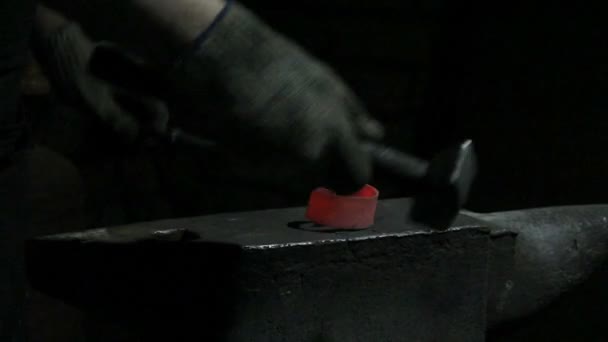 Farrier forging the detail on the anvil — Stock Video