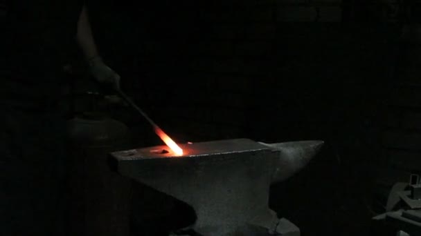 Fabricação de detalhes na forja — Vídeo de Stock