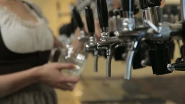 Garson bir bira bira musluktan akacak