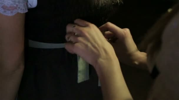 Kvinna knyta rosett på midjan servitrisen — Stockvideo