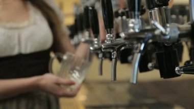 Barmen bir bira bira musluktan akacak
