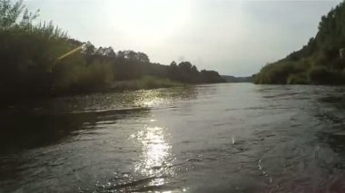 Nehir aşağı hızlı timelapse kayık