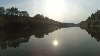 Kayık nehrin akışını Timelapse