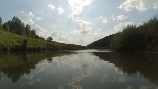 En descendant la rivière en kayak 