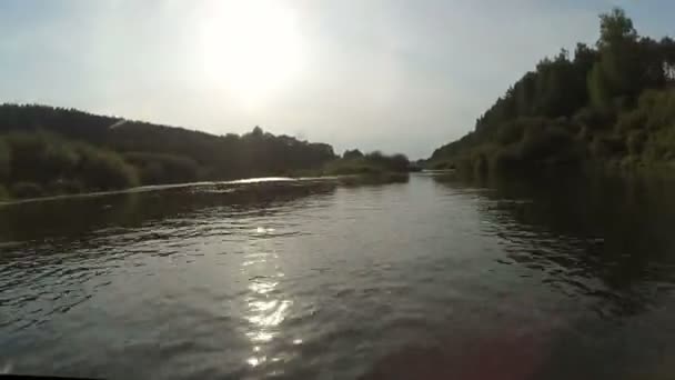 Scorrendo in kayak lungo il fiume Nemda — Video Stock