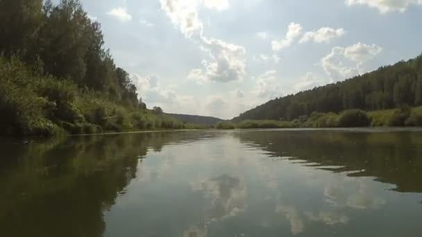 Kayak rapide timelapse le long de la rivière 