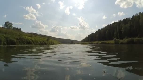 En descendant la rivière en kayak 