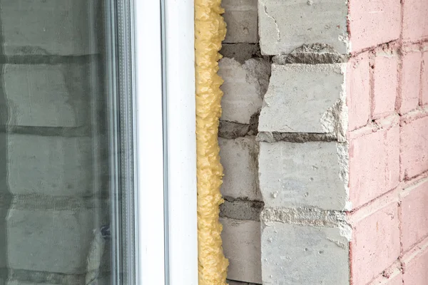 Tuğla duvar ve yeni pencere — Stok fotoğraf