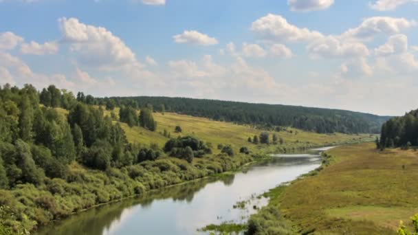 Giorno soleggiato e fiume Nemda — Video Stock