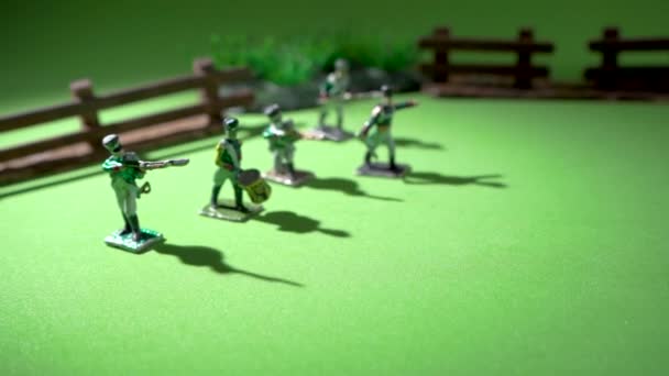 Tin soldiers and war reconstruction on green background — Stock Video