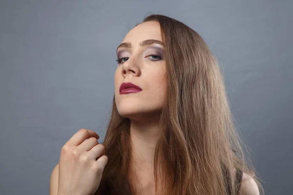 Imagen de mujer hermosa con maquillaje brillante sobre fondo gris — Foto de Stock