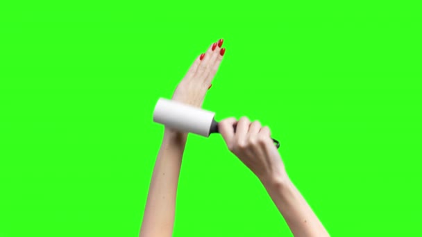 녹색 배경에서 빨래를 하기 위해 로울러 를 가지고 있는 여자 손의 영상 — 비디오