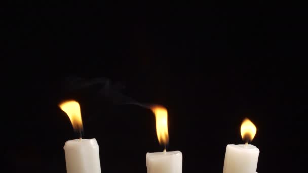 Queimando três velas no fundo escuro — Vídeo de Stock