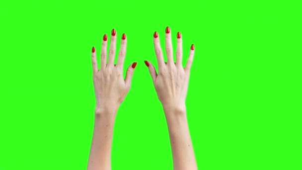 Schieten van vrouwelijke nagels en glas krijsen — Stockvideo