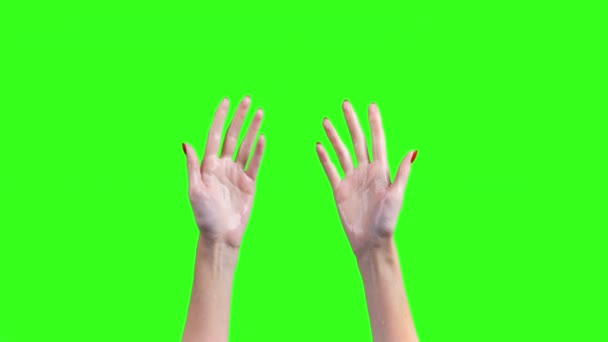 Video van natte vrouwelijke handen op groene achtergrond — Stockvideo