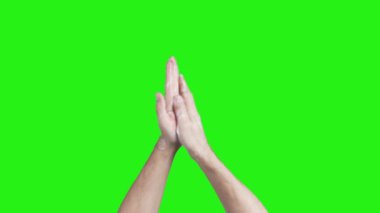 Yeşil arka planda ellerini yıkayan adamların videosu