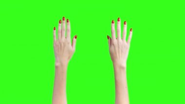 Kadın ellerinin vurulması yeşil arka planda parmaklarını gösteriyor