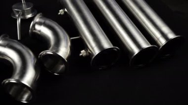 Metal detaylarının siyah arkaplanda görüntüsü