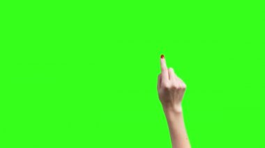 Yeşil arka planda aletler için el hareketleriyle kadın eli çekmek
