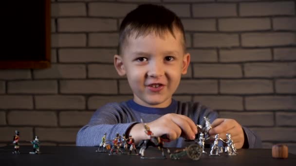 Záběry malého chlapce hrajícího si s cínovými vojáky — Stock video
