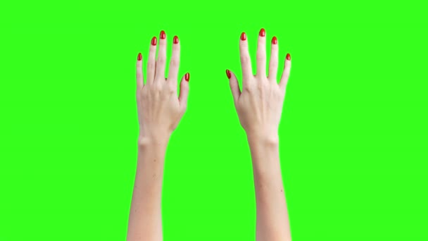 Видео женских рук, показывающих проснувшийся жест на зеленом фоне — стоковое видео