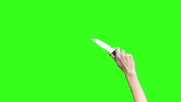 Strzelanie kobiecej ręki z nożem na zielonym tle — Wideo stockowe
