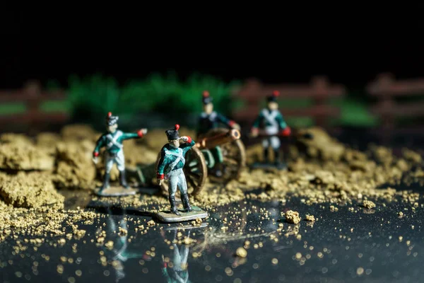 Foto van handgemaakte vintage tinnen soldaten en oorlogsreconstructie — Stockfoto