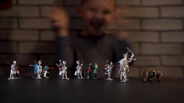 Felvételek négyéves gyerekről, amint kézzel készített ón katonákkal játszik. — Stock videók