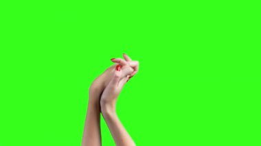 Yeşil arka planda kilitlenmiş kadın elleri videosu