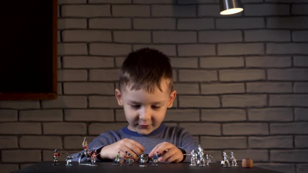 Video de un niño de cuatro años jugando con soldados de hojalata — Vídeo de stock