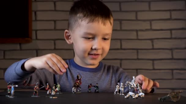 Shooting of four-year-old kid playing with handmade tin soldiers — Stock Video