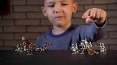 Dört yaşındaki bir çocuğun maç sırasında video başında konuşma görüntüsü