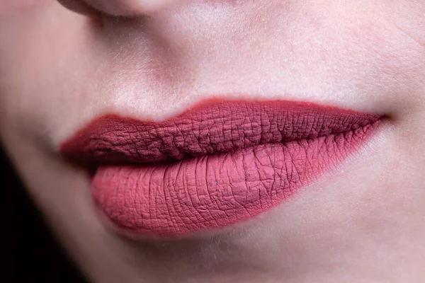 붉은 매트 립스틱 을 바른 여인들의 입술 사진 — 스톡 사진