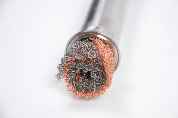 Imagen de filtro de rejilla laminado de metal en tubo de hierro — Foto de Stock