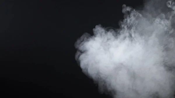 Съемка дымовой текстуры на черном фоне — стоковое фото