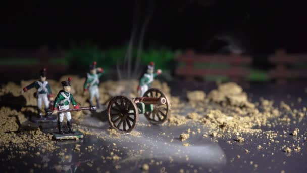 Vintage ón katonák lelövése és füsttel történő háborús újjáépítés — Stock videók